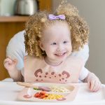 Babador com Cata-migalhas Oncinha Rosa (3m+) - Buba