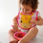 Kit Papinha Babador Anatômico com Fraldinha de Boca atoalhada Girafinha - Fisher Price