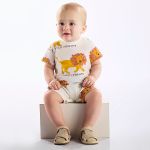 Macacão curto em meia malha Leão - Up Baby
