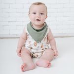 Macacão regata c/ Babador Bandana em algodão egípcio Savana - Mini & Co.