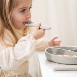 Prato com Divisórias e Ventosa em Silicone Platinum Sand (6m+) - Kikka Boo