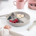 Prato com Divisórias e Ventosa em Silicone Platinum Sand (6m+) - Kikka Boo