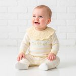 Macacão longo c/ golinha em tricot Patinhas Amarelo - Mini & Co