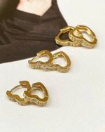BRINCO TRIO CORAÇÃO CRAVEJADO - BANHADO EM OURO 18K