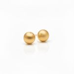 BRINCO DE BOLINHA FOSCA P BANHADO EM OURO 18K