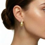 BRINCO MAXI GOTA PÉROLA - BANHADO EM OURO 18K