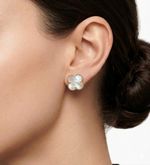 BRINCO TREVO PEROLADO - BANHADO EM OURO 18K