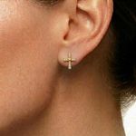 BRINCO MINI CRUZ CRAVEJADA ZIRCONIA - BANHADO EM OURO 18K