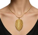 COLAR COM PINGENTE EM FORMATO DE FOLHA BANHADO EM OURO 18K