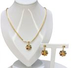CONJUNTO BRINCO + COLAR FLOR COM ZIRCONIAS EM BANHO DE OURO 18K