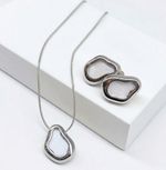 CONJUNTO COLAR + BRINCO ORGANICO PEROLADO - BANHADO A PRATA 925