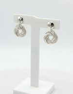 CONJUNTO COLAR MEDALHA ENTRELAÇADA + BRINCO BANHADO A PRATA 926