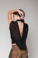 Blusa Frente Única Gola Alta Preta