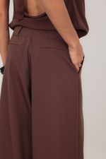 Calça Alfaiataria Ampla com Pregas Marrom