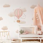 Adesivo de Parede Infantil Balão Mágico Flutuando entre Nuvens