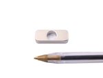 Ímã de neodímio bloco 24x9x4 mm - N42 - c/ 1 furo M7 e cantos chanfrados R2.5