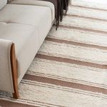 Tapete de Sala Artesanal Peludo Dupla Face Chic Cru com Marrom 200x300
