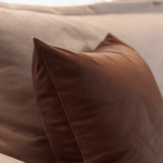 Capa de Almofada Veludo Premium Decorativa - Marrom Amendoa 45cm x 45cm