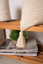 Capa de Almofada Faixas Cru com Pompom