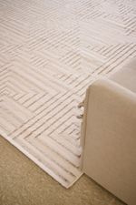 Tapete Sala Perfil Leve Caspian Quadros Off White e Bege 140x200