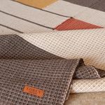 Tapete Artesanal Trama e Bico Grande para Sala Quadros Marrom 150x250
