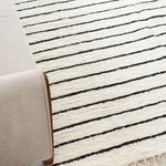 Tapete Artesanal Peludo Basic Scandinavo Cru com Listras Pretas 150x300