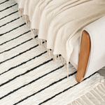 Tapete Artesanal Peludo Basic Scandinavo Cru com Listras Pretas 150x300