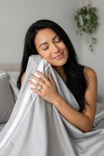 Jogo de Cama Bambu Genevê 300 Fios Cinza e Branco King