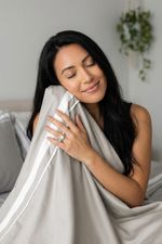 Jogo de Cama Bambu Genevê 300 Fios Fendi e Branco Queen