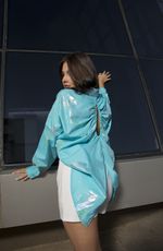 Camisa Com Detalhes e Abertura nas Costas Azul