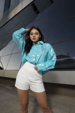 Camisa Com Detalhes e Abertura nas Costas Azul