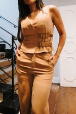 Conjunto Alfaiataria Colete com Detalhes de Dois Cinto e Calça Pantolana