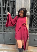 Vestido Curto com Capa Sobreposta e Detalhes Bordo