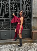 Vestido Curto com Capa Sobreposta e Detalhes Bordo
