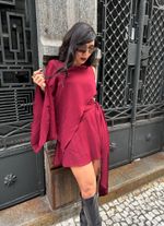 Vestido Curto com Capa Sobreposta e Detalhes Bordo