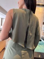 Vestido Curto com Capa Sobreposta e Detalhes Verde