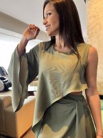 Vestido Curto com Capa Sobreposta e Detalhes Verde