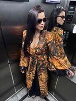 Cardigan Com Ombreiras e Plumas nas Mangas