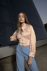 Camisa de Seda Estampado com Botões de Pérolas 