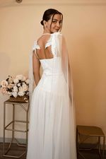 Vestido de Noiva Branco com Aberturas Frontais e Capa nos Ombros