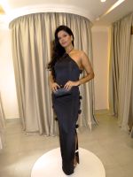 Vestido Longo Rosas Frente Unica Abertura Laterais Preto