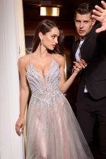 Vestido Longo Princesa Frente Única em Tule com Transparência, Pérolas, Pedraria e Brilho Silver