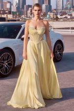 Vestido Longo com Corset Bordado em Florzinhas, Pedraria Fina e Saia Ampla com Mangas Removíveis Amarelo