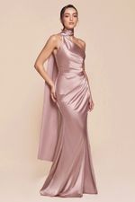 Vestido Longo de Um Ombro com Calda, Drapeado na Cintura e Fenda Lateral Rosa