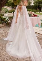 Vestido de Noiva com Decote em V, Inteiro em Brilho e Manga Longa de Tule Estilo Capa Off White