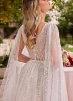 Vestido de Noiva com Decote em V, Inteiro em Brilho e Manga Longa de Tule Estilo Capa Off White