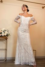 Vestido de Noiva Longo em Renda com Manga Longa Branco  e Fundo Bege