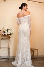Vestido de Noiva Longo em Renda com Manga Longa Branco  e Fundo Bege