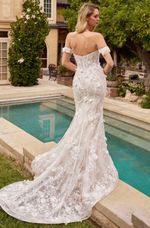 Vestido de Noiva 3 em 1 em Renda com Fundo Bege, Decote Coração e Cauda em Tule com Pérolas
