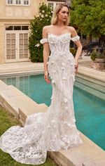Vestido de Noiva 3 em 1 em Renda com Fundo Bege, Decote Coração e Cauda em Tule com Pérolas